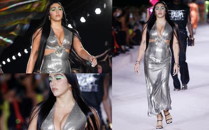 Lourdes Leon sfila per Versace alla Milano Fashion Week 2021. FOTO