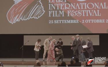 Bifest, Checco Zalone fa una sorpresa a Helen Mirren. VIDEO