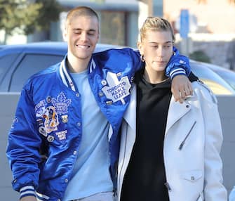 (KIKA) - LOS ANGELES - Altro che &#39;Se Scappi Ti Sposo&#39;:qui scappano a gambe levate entrambi!Sembra che Justin ed Hailey Bieber non riescano a trovare il giorno perfetto per la cerimonia religiosa della loro unione, infatti la coppiaharimandato nuovamente le nozze. Una fonte coinvolta nell&#39;organizzazione dell&#39;eventoha raccontato che alcuni dei 300 invitati della coppiasono stati giÃ  informati: il matrimonio tra i dueÃ¨ stato ufficialmente posticipato per la terza volta a data da destinarsi.GUARDA ANCHE: Bieber-Baldwin: se non ci fosse lei a far funzionare le cose...Secondo quanto rivelato da alcuni insiders, il rito non avverrÃ  tanto presto. La coppia desidera preparare tutto nei minimi dettagli per offrire agli ospiti tra cui Kylie Jenner e Travis Scott, Chris Brown e Drake, una festa spettacolare. SarÃ , ma queste motivazioni non sono molto convincenti secondo alcuni. La quarta volta sarÃ  quella buona, oppure assisteremo a una versione moderna de LaStoria Infinita?POTREBBE INTERESSARTI ANCHE: Ma quale bebÃ¨:Bieber e consorte hanno tempo solo per il lavoro

