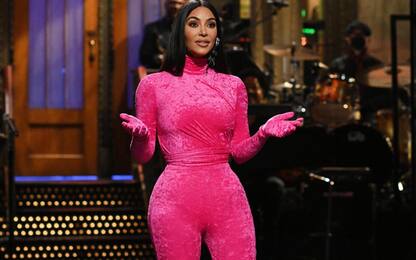 Kim Kardashian, il look rosa shocking per il Saturday Night Live. FOTO