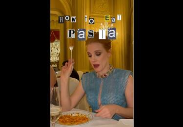 Jessica Chastain, il video per insegnare a mangiare gli spaghetti