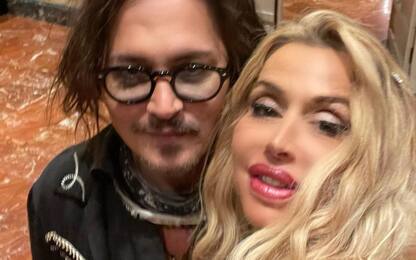 Johnny Depp a Roma, il selfie stellare con Valeria Marini