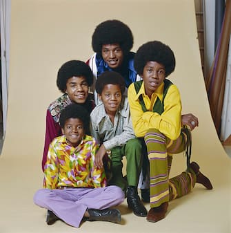 LOS ANGELES - JANUARY 1971:  R&B quintet "Jackson Five" pose for a studio portrait in January 1971 in Los Angeles, California. Clockwise from bottom left: Michael Jackson, Tito Jackson, Jackie Jackson, Jermaine Jackson, Marlon Jackson. (Photo by Michael Ochs rchives/Getty Images)