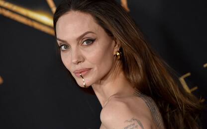 Angelina Jolie sul red carpet di Eternals sfoggia il chin cuff. FOTO