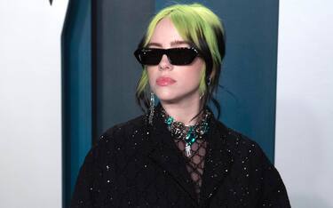 Billie Eilish svela la data di uscita del suo profumo