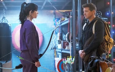 (L-R): Kate Bishop (Hailee Steinfeld) and Hawkeye/Clint Barton (Jeremy Renner) in Marvel Studios' HAWKEYE, exclusively on Disney+. Photo by Chuck Zlotnick. ©Marvel Studios 2021. All Rights Reserved. 