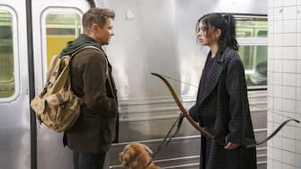 (L-R): Hawkeye/Clint Barton (Jeremy Renner) and Kate Bishop (Hailee Steinfeld) in Marvel Studios' LOKI, exclusively on Disney+. Photo by Mary Cybulski. ©Marvel Studios 2021. All Rights Reserved. 