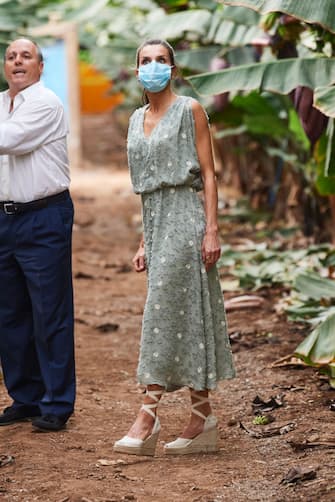 TENERIFE, SPAIN - JUNE 23: Queen Letizia of Spain visits the El Confital farm, a Canarian fruit plantation on June 23, 2020 in Tenerife, Spain. This trip to the Canary Islands marks the first visit that is part of a royal tour that will take the King Felipe and Queen Letizia through several Spanish Autonomous Communities with the objective of supporting economic, social and cultural activity after the Coronavirus outbreak. (Photo by Carlos R.  Alvarez/Getty Images)