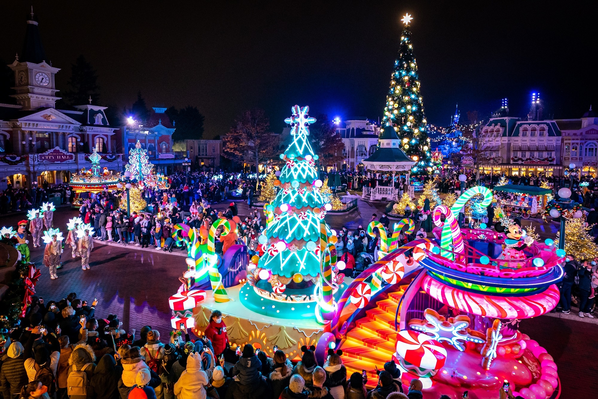 Disneyland Paris, the magical Christmas has arrived!  Video