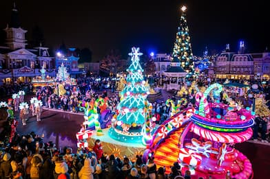 Disneyland Paris, è arrivato il magico Natale! Video
