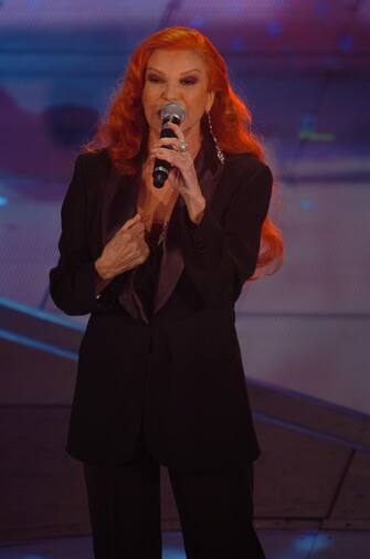 Milva (KIKA) Sanremo, 3 Marzo 2007 -
Lâ edizione 2007 del festival di Sanremo si è conclusa con la vittoria di Simone Cristicchi e del suo brano â Ti regalerò una rosaâ . Anche questâ anno le polemiche hanno avuto un ruolo rilevante, soprattutto per i compensi dei conduttori Pippo Baudo e Michelle Hunziker, ma gli ascolti hanno infine premiato le scelte della Rai con uno share che ha raggiunto picchi del 53,57%. Protagonista assoluto oltre al vincitore, la rivelazione Fabrizio Moro che ha sbaragliato tutti nella categoria giovani con il suo brano â Pensaâ . Secondo posto per Al Bano con la sua â Nel perdonoâ e terzo per il tenore Piero Mazzocchetti. Daniele Silvestri si è classificato al quarto posto con la sua â La paranzaâ vincendo però nella gara dei download. Ma nonostante tutta la critica sia stata unita nel premiare il brano â Ti regalerò una rosaâ di Simone Cristicchi, a sipario chiuso imperversano nuovamente le polemiche grazie allo scontro tra Pippo Baudo e Fabrizio Del Noce. Il presentatore del festival ha risposto per le rime al direttore Rai dopo che questâ ultimo ha lasciato intendere di aver già scelto Paolo Bonolis per la conduzione del prossimo festival. â Questo Sanremo è stato un successo ed è costato il 30% in meno rispetto allo scorso â ha replicato Pippo Baudo che in diretta si era anche scagliato contro il mondo politico. Infatti, dopo lâ esibizione di Fabrizio Moro, il conduttore siciliano ha detto di pretendere che i politici siano in grado di svolgere il loro lavoro senza attaccare un â umileâ presentatore. Il pubblico del teatro Ariston ha risposto con una standing ovation ripetuta poi per lâ arrivo di Penelope Cruz. Lâ attrice americana ha mangiato in diretta una statuetta di cioccolato a forma di Oscar, un modo ironico per scherzare sulla mancata vittoria del vero oscar dopo la nomination per il suo ruolo di protagonista in â Volverâ di Almodovar.
Newspress©Kikapress.com