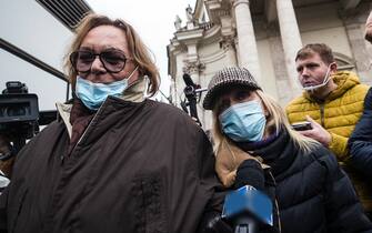 Z4Z Italian actor Leopoldo Mastelloni (L) with Italian singer Rita Pavone (R) pay tribute to Italian director Lina Wertmueller at the end of her funeral ceremony at the Church of the artists in Piazza del Popolo in Rome, Italy, 11 December 2021. Italian director Lina Wertmueller died in Rome at the age of 93 of 09 December 2021. ANSA/ANGELO CARCONI