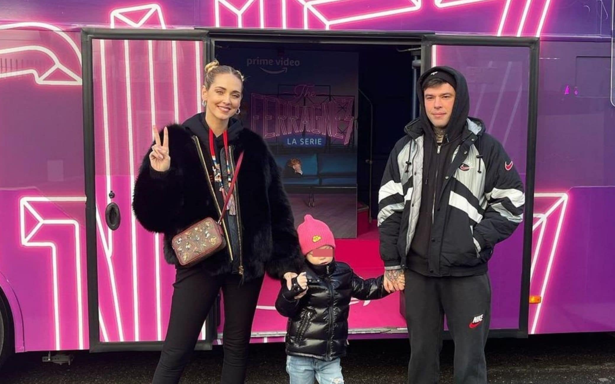 Chiara Ferragni and Fedez, the bus through the streets of Milan to promote The Ferragnez