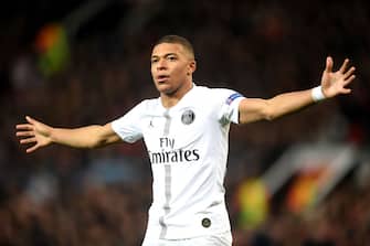 MANCHESTER, ENGLAND - FEBRUARY 12:  Kylian Mbappe of PSG celebrates after scoring his sides second goal during the UEFA Champions League Round of 16 First Leg match between Manchester United and Paris Saint-Germain at Old Trafford on February 12, 2019 in Manchester, England. (Photo by Michael Regan/Getty Images)