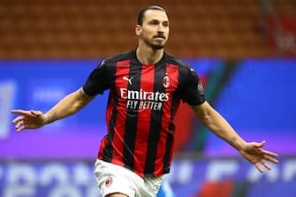 MILAN, ITALY - OCTOBER 26:  Zlatan Ibrahimovic of AC Milan celebrates after scoring the opening goal during the Serie A match between AC Milan and AS Roma at Stadio Giuseppe Meazza on October 26, 2020 in Milan, Italy.  (Photo by Marco Luzzani/Getty Images)
