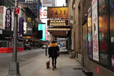 Covid, Broadway torna nell'incubo: show annullati a causa dei contagi 