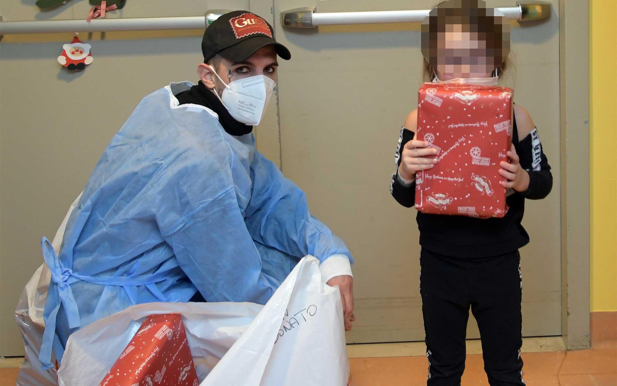 Achille Lauro becomes “Santa Claus” for the children of the San Donato hospital