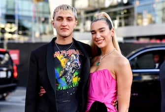 LOS ANGELES, CALIFORNIA - NOVEMBER 24: (L-R) Anwar Hadid and Dua Lipa attend the 2019 American Music Awards at Microsoft Theater on November 24, 2019 in Los Angeles, California. (Photo by Emma McIntyre/Getty Images for dcp)