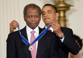 epa09672141 (FILE) - US President Barack Obama awards American actor Sidney Poitier the 2009 Presidential Medal of Freedom, America's highest civilian honor, during a ceremony in the East Room of the White House in Washington, DC, USA, on 12 August 2009 (reissued 07 January 2022). Sidney Poitier died aged 94, the Bahamian Minister of Foreign Affairs is cited on 07 January 2022.  EPA/MATTHEW CAVANAUGH *** Local Caption *** 01821985
