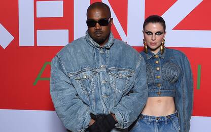 Kanye West e Julia Fox, il debutto sul red carpet con look coordinati