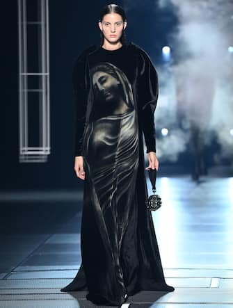 PARIS, FRANCE - JANUARY 27: (EDITORIAL USE ONLY - For Non-Editorial use please seek approval from Fashion House) A model walks the runway during the Fendi Couture Haute Couture Spring/Summer 2022 show as part of Paris Fashion Week on January 27, 2022 in Paris, France. (Photo by Daniele Venturelli/Daniele Venturelli / WireImage)