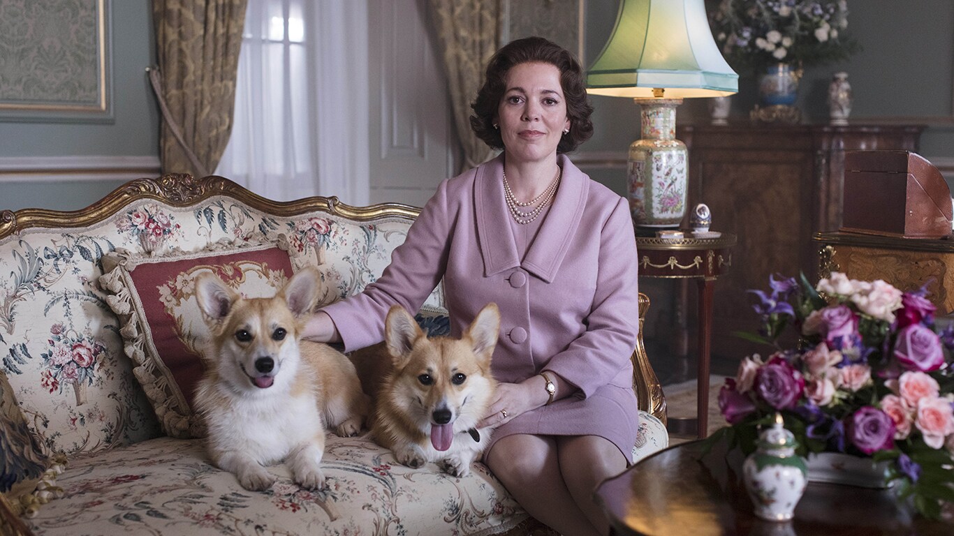 Olivia Colman è La regina Elisabetta II nella serie tv The Crown