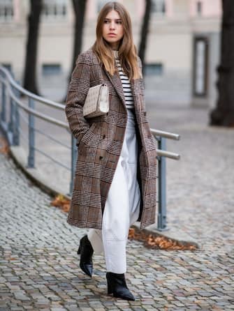 Fashion, white trousers have become a must also for the winter.  How to wear them PHOTOS