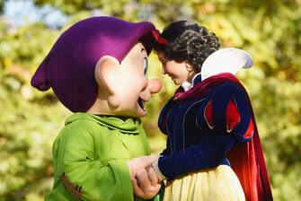 NEW YORK, NY - NOVEMBER 17:  Snow White and Dopey sharing excitement over being in New York City on November 17, 2017 in New York City.  (Photo by Noam Galai/Getty Images for Disney)