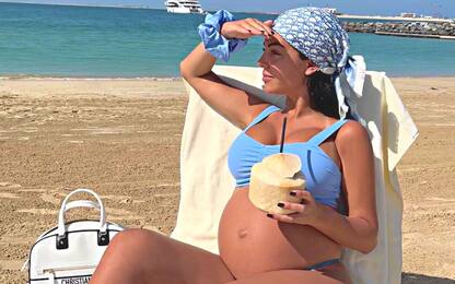 Georgina Rodriguez incinta, le foto col pancione della vacanza a Dubai