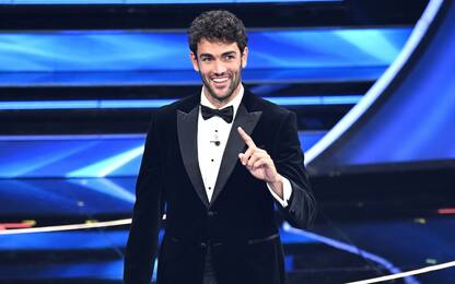 Matteo Berrettini in smoking a Sanremo 2022. FOTO