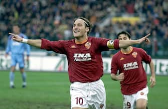 UNSPECIFIED - ITALY: Francesco Totti of AS Roma celebrates after scoring the goal during the Serie A 2000-01 Italy. (Photo by Alessandro Sabattini/Getty Images)