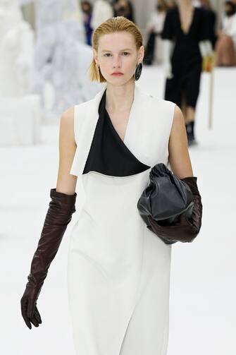1372950518 MILAN, ITALY - FEBRUARY 26: A model walks the runway at the Jil Sander fashion show during the Milan Fashion Week Fall/Winter 2022/2023 on February 26, 2022 in Milan, Italy. (Photo by Pietro S. D'Aprano/Getty Images)