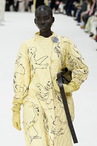 MILAN, ITALY - FEBRUARY 26: A model walks the runway at the Jil Sander fashion show during the Milan Fashion Week Fall/Winter 2022/2023 on February 26, 2022 in Milan, Italy. (Photo by Pietro S. D'Aprano/Getty Images)