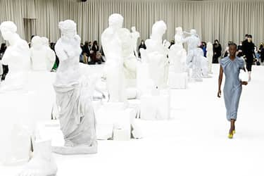 MILAN, ITALY - FEBRUARY 26: A model walks the runway at the Jil Sander fashion show during the Milan Fashion Week Fall/Winter 2022/2023 on February 26, 2022 in Milan, Italy. (Photo by Pietro S. D'Aprano/Getty Images)