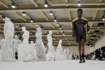 MILAN, ITALY - FEBRUARY 26: A model walks the runway at the Jil Sander fashion show during the Milan Fashion Week Fall/Winter 2022/2023 on February 26, 2022 in Milan, Italy. (Photo by Pietro D'Aprano/Getty Images)