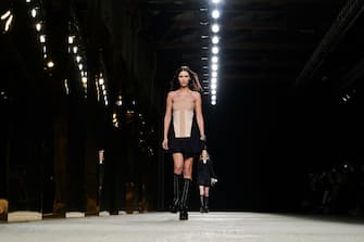 MILAN, ITALY - FEBRUARY 26: Bella Hadid walks the runway at the Ports 1961 fashion show during the Milan Fashion Week Fall / Winter 2022/2023 on February 26, 2022 in Milan, Italy.  (Photo by Pietro D'Aprano / Getty Images)