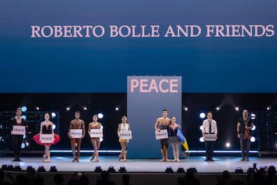 Roberto Bolle abbraccia la ballerina ucraina Iana Salenko a Expo Dubai