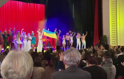 Inno e bandiera ucraina al teatro Duse di Bologna per Elysium di Kiev