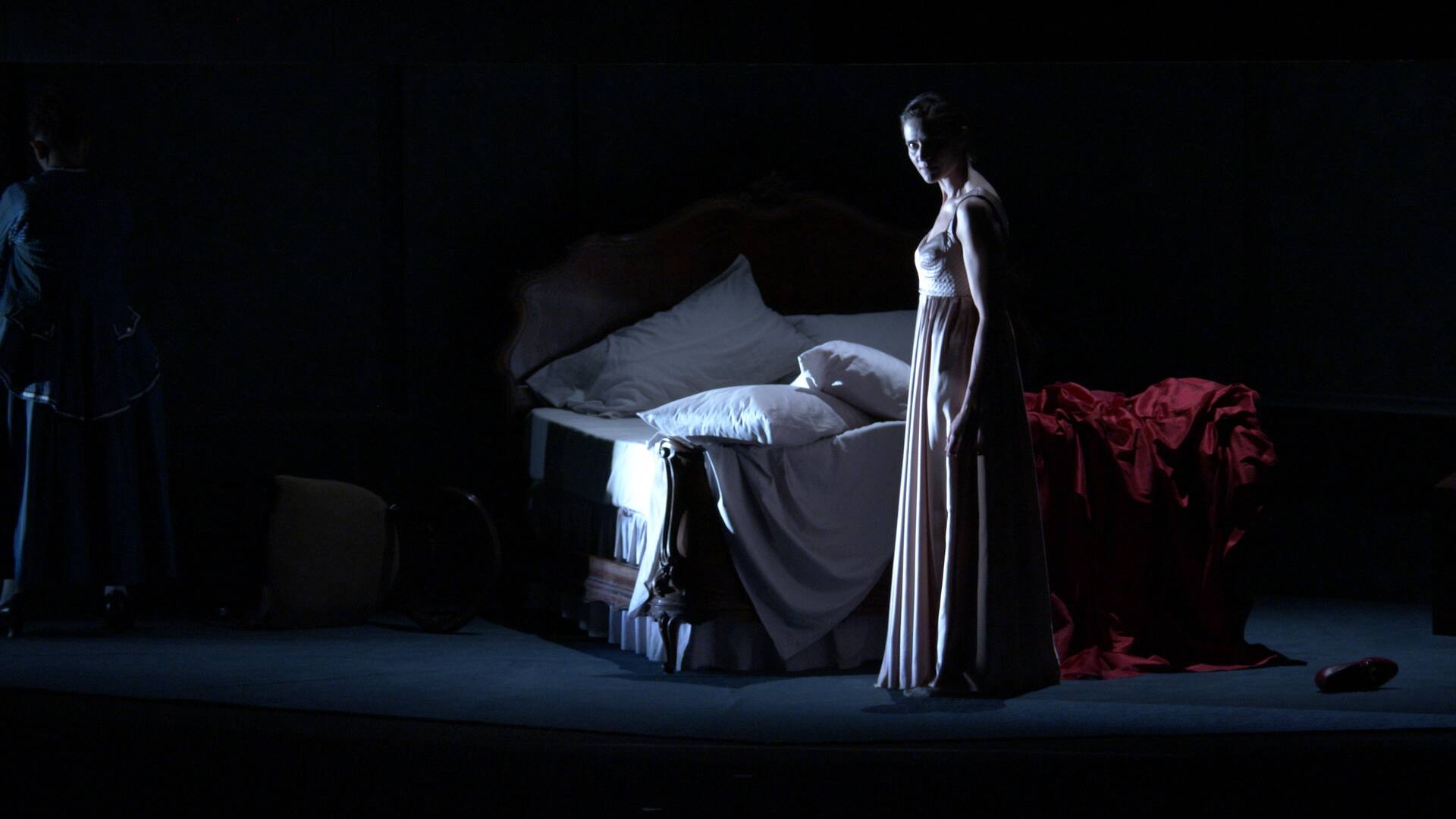 Anna Foglietta aristocratica Cordelia nella pièce "L'attesa"