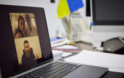 Ucraina, Zelensky ringrazia Mila Kunis e Ashton Kutcher in videocall