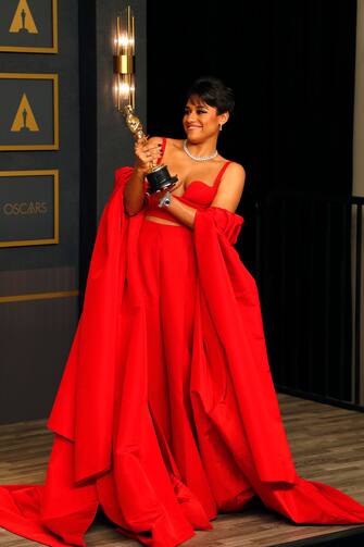 epa09854551 Ariana DeBose poses with her Oscar for Best Supporting Actress for 'West Side Story' in the press room during the 94th annual Academy Awards ceremony at the Dolby Theatre in Hollywood, Los Angeles, California, USA, 27 March 2022. The Oscars are presented for outstanding individual or collective efforts in filmmaking in 24 categories.  EPA/DAVID SWANSON