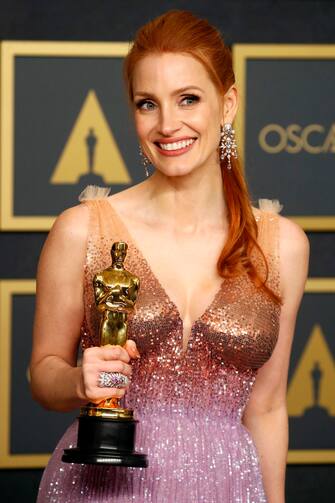 epa09855019 Jessica Chastain, winner of the Oscar for Actress in a Leading Role for 'The Eyes of Tammy Faye', poses in the press room during the 94th annual Academy Awards ceremony at the Dolby Theatre in Hollywood, Los Angeles, California, USA, 27 March 2022. The Oscars are presented for outstanding individual or collective efforts in filmmaking in 24 categories.  EPA/DAVID SWANSON