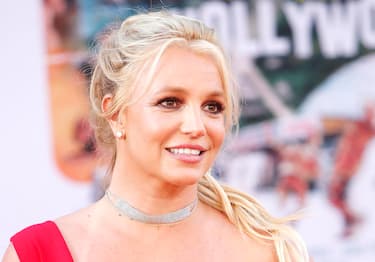 epa09614868 (FILE) - US singer Britney Spears arrives for the premiere of 'Once Upon a Time in Hollywood' at the TCL Chinese Theatre IMAX in Hollywood, Los Angeles, California, USA, 22 July 2019 (reissued 01 December 2021). Britney Spears turns 40 on 02 December 2021.  EPA/NINA PROMMER *** Local Caption *** 56061576