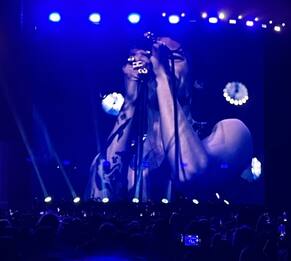 Harry Styles canta "As it was" al Festival Coachella 2022. VIDEO