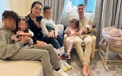 Georgina Rodriguez e Cristiano Ronaldo, la prima foto di famiglia