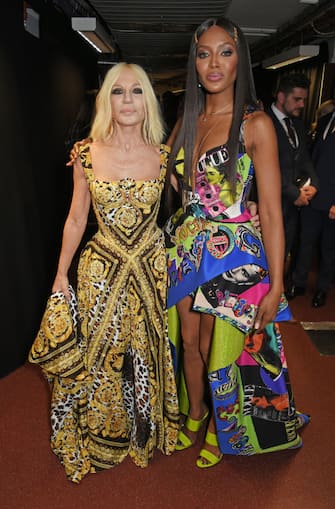 LONDON, ENGLAND - DECEMBER 04: Donatella Versace, winner of the Fashion Icon award, and Naomi Campbell pose backstage at The Fashion Awards 2017 in partnership with Swarovski at Royal Albert Hall on December 4, 2017 in London, England.  (Photo by David M. Benett / Dave Benett / Getty Images)