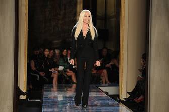 PARIS, FRANCE - JANUARY 19: Fashion designer Donatella Versace acknowledges the applause of the audience during Atelier Versace show as part of Paris Fashion Week Haute-Couture Spring / Summer 2014 on January 19, 2014 in Paris, France.  (Photo by Pascal Le segretain / Getty Images)