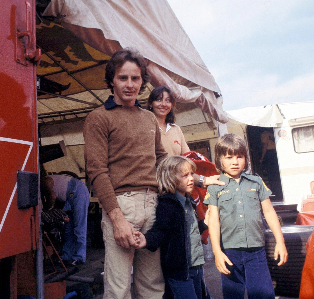 AUTODROMO NAZIONALE MONZA, ITALY - SEPTEMBER 10: Gilles Villeneuve with his wife Joanna and children Jacques and Melanie during the Italian GP at Autodromo Nazionale Monza on September 10, 1978 in Autodromo Nazionale Monza, Italy. (Photo by Ercole Colombo / Studio Colombo)