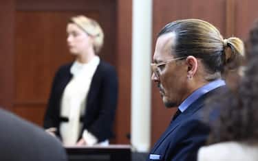 epa09929060 US actress Amber Heard (L) and US actor Johnny Depp during the 50 million US dollar Depp vs Heard defamation trial at the Fairfax County Circuit Court in Fairfax, Virginia, USA, 05 May 2022. Johnny Depp's 50 million US dollar defamation lawsuit against Amber Heard that started on 10 April is expected to last five or six weeks.  EPA/JIM LO SCALZO / POOL