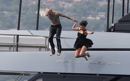 Kourtney Kardashian e Travis Barker tuffo dallo yacht a Portofino FOTO